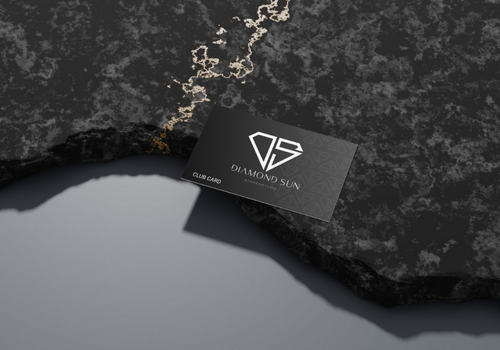 Exklusive Diamond Sun Mitgliedskarte auf edlem schwarzem Hintergrund – Premium-Sonnenstudio für stilvolle Bräune und Luxus
