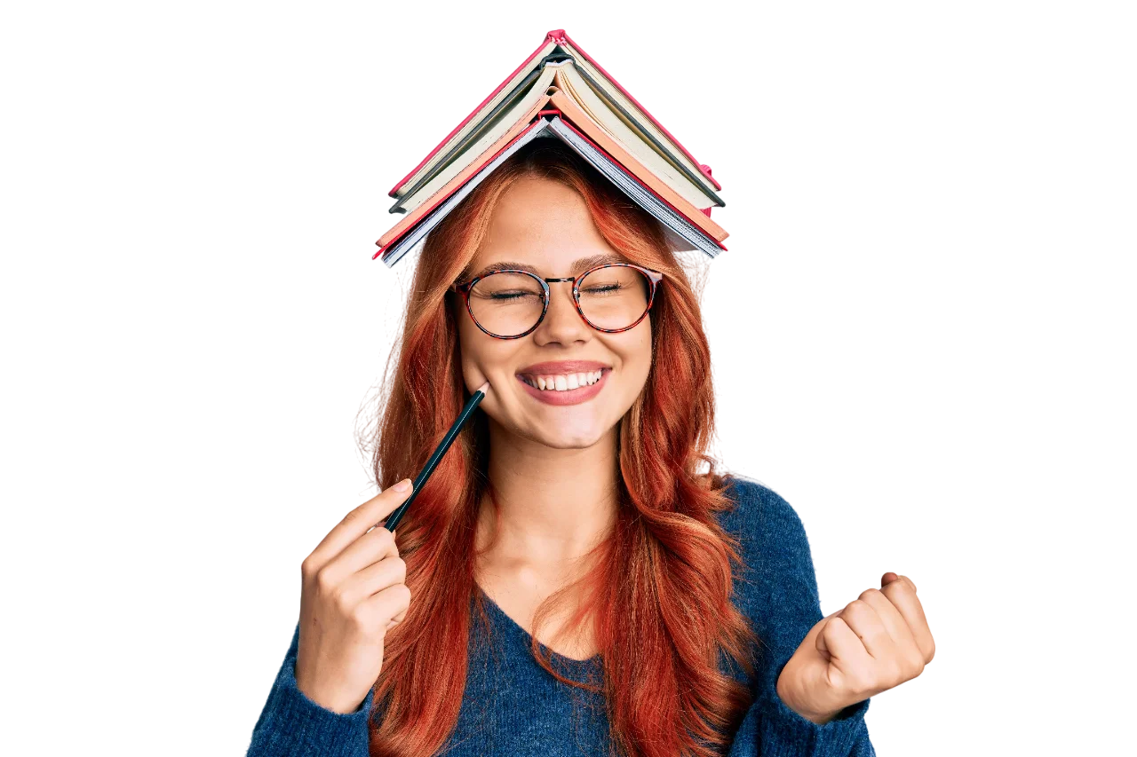 Junge Frau mit Brille und Buch auf dem Kopf lächelt zufrieden – Symbol für Wissen, Motivation und positive Energie