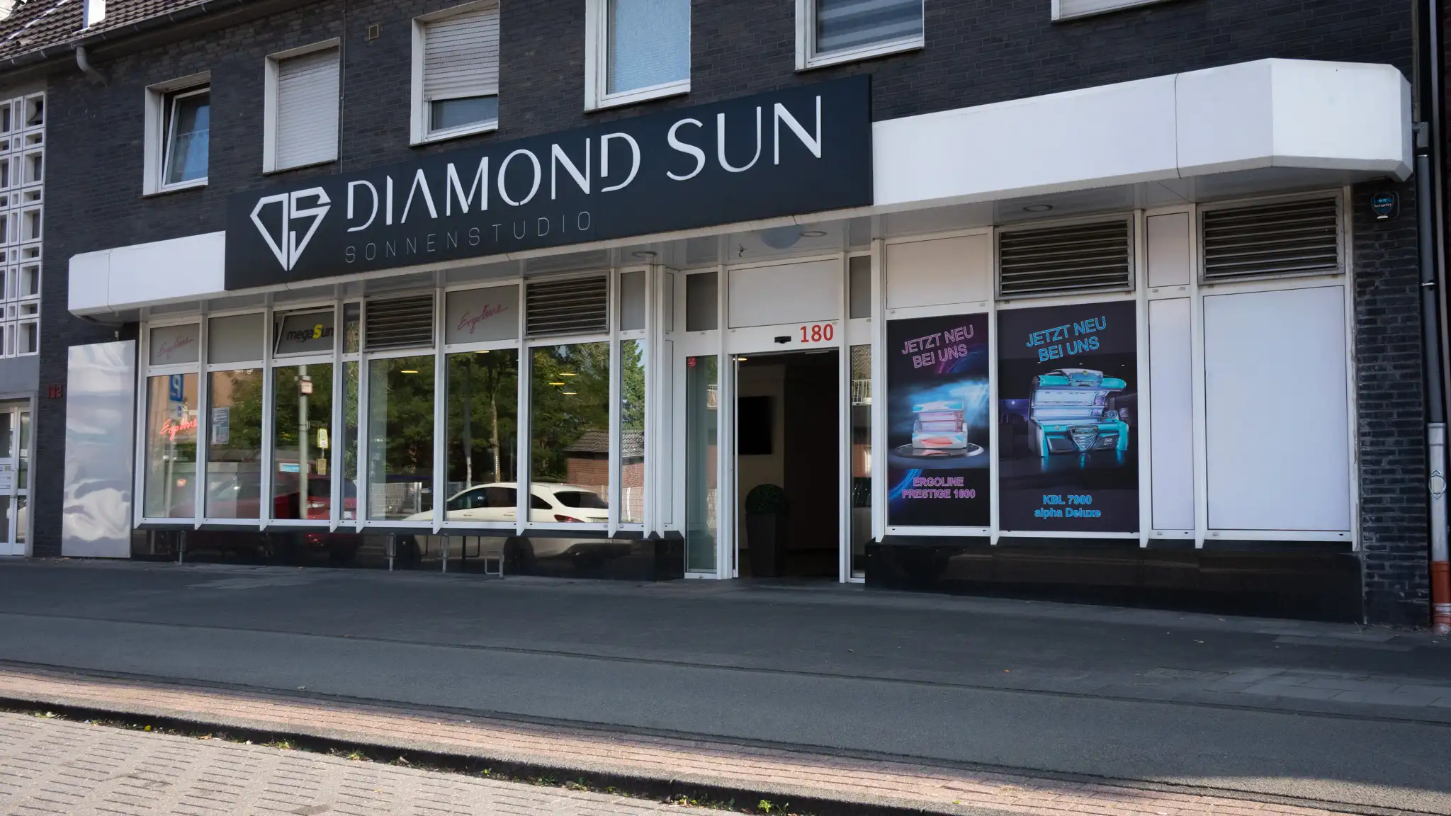 Fassade des Sonnenstudios Diamond Sun in Dinslaken – modernes Solarium mit stilvoller Außenansicht